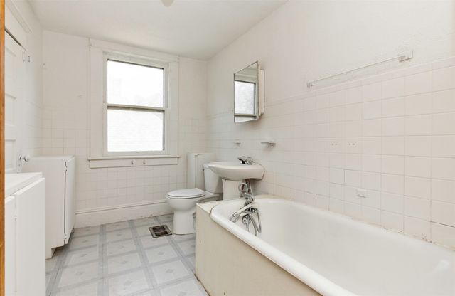1004 E Washington Avenue, Des Moines, IA 50316