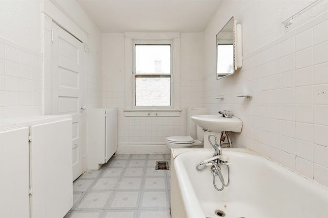 1004 E Washington Avenue, Des Moines, IA 50316