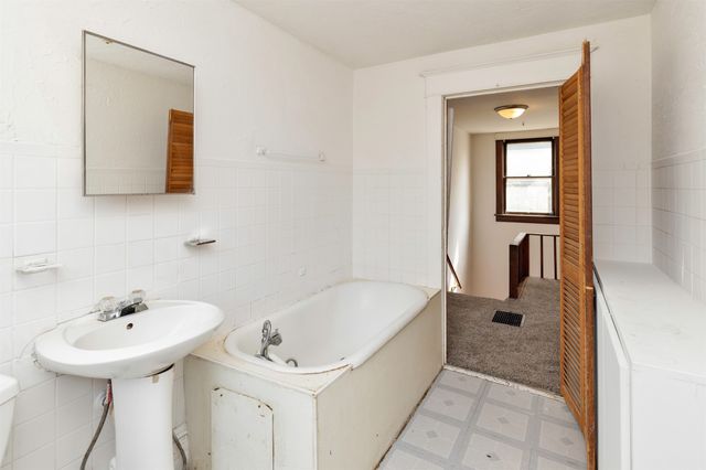 1004 E Washington Avenue, Des Moines, IA 50316