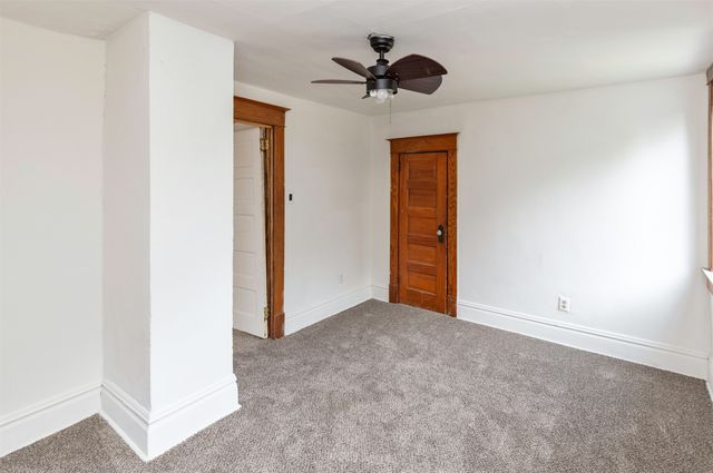 1004 E Washington Avenue, Des Moines, IA 50316