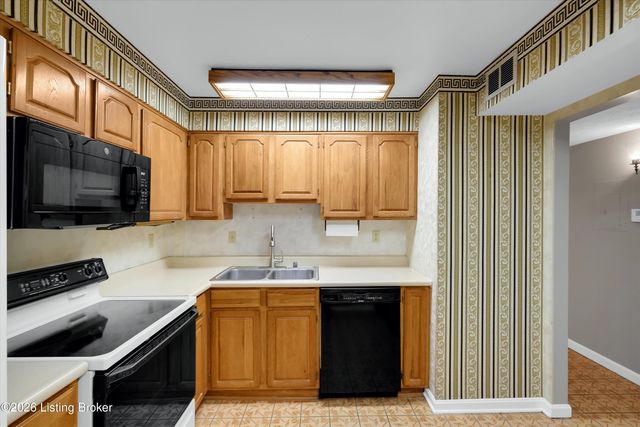 305 Chanel Ct 1, Louisville, KY 40218