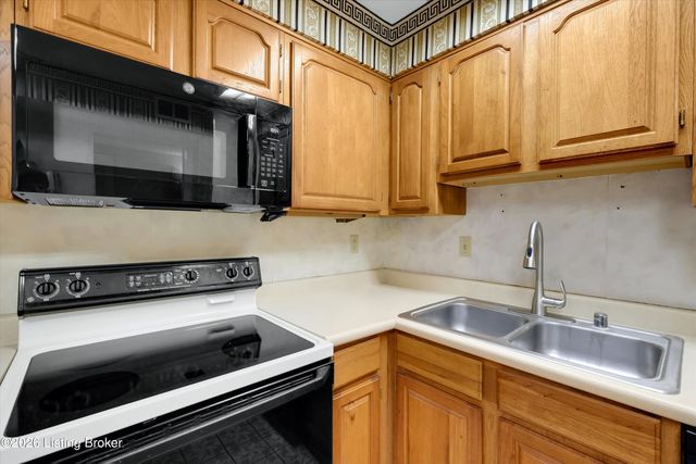 305 Chanel Ct 1, Louisville, KY 40218