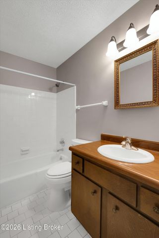 305 Chanel Ct 1, Louisville, KY 40218