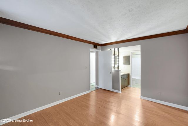 305 Chanel Ct 1, Louisville, KY 40218