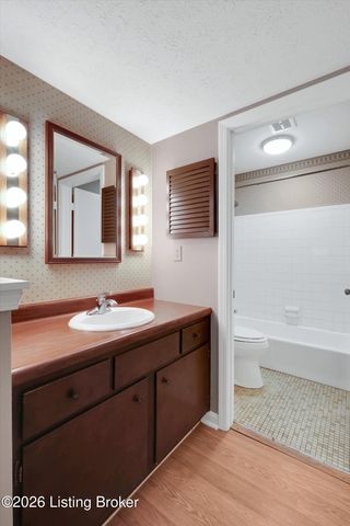 305 Chanel Ct 1, Louisville, KY 40218