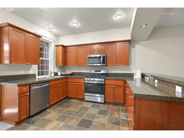 808 Ne CADEN Ave, Hillsboro, OR 97124