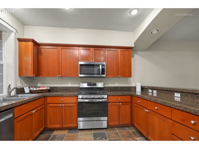 808 Ne CADEN Ave, Hillsboro, OR 97124