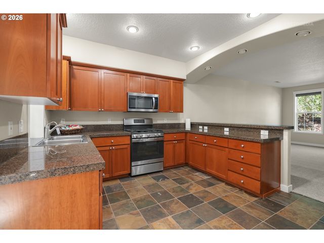 808 Ne CADEN Ave, Hillsboro, OR 97124