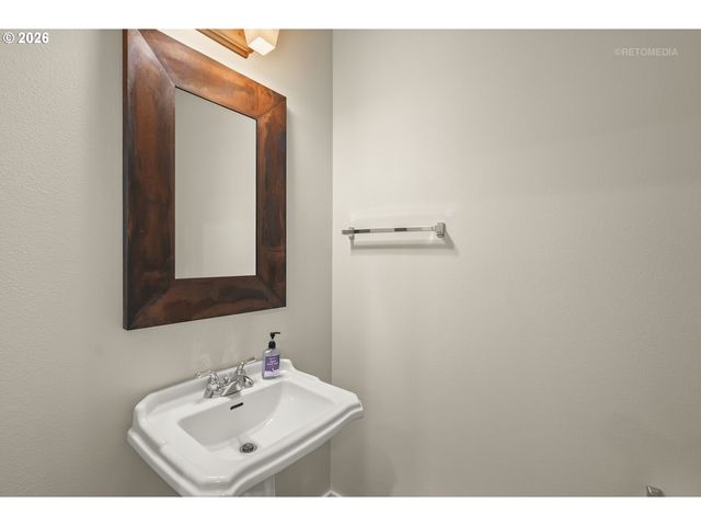 808 Ne CADEN Ave, Hillsboro, OR 97124