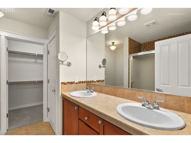 808 Ne CADEN Ave, Hillsboro, OR 97124