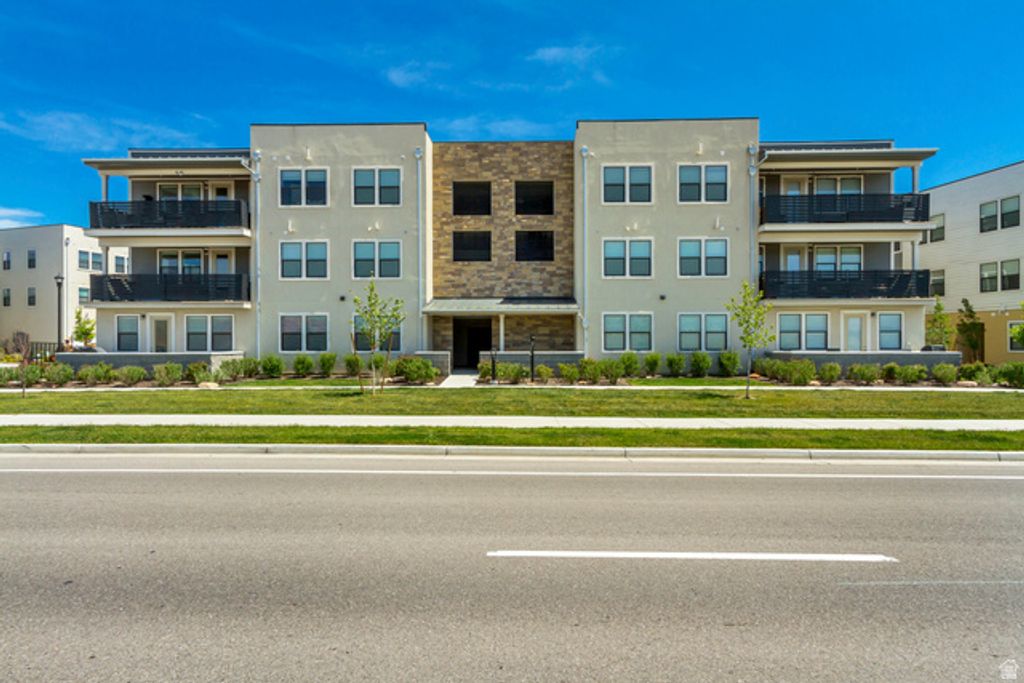 Image 2 of property listing at 8342 S SKY MIRROR LN #H101, Midvale, UT 84047