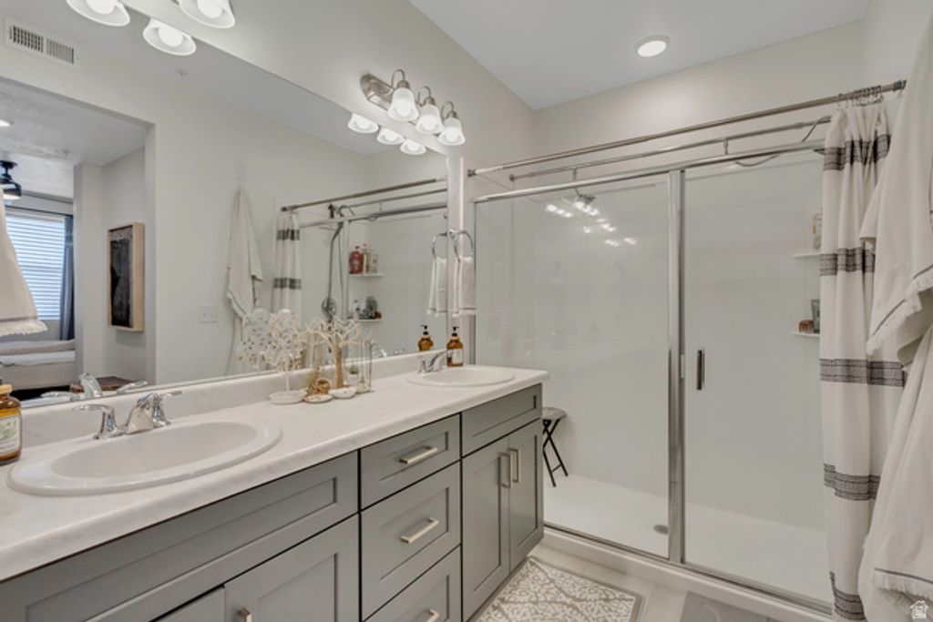 Image 18 of property listing at 8342 S SKY MIRROR LN #H101, Midvale, UT 84047