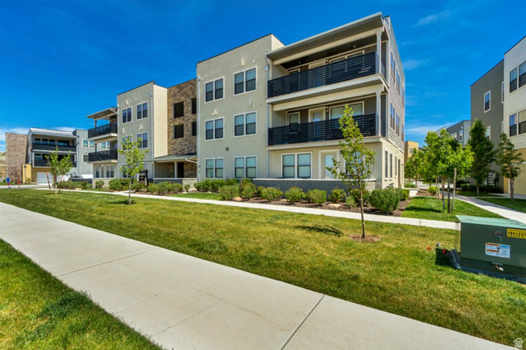 Image 3 of property listing at 8342 S SKY MIRROR LN #H101, Midvale, UT 84047