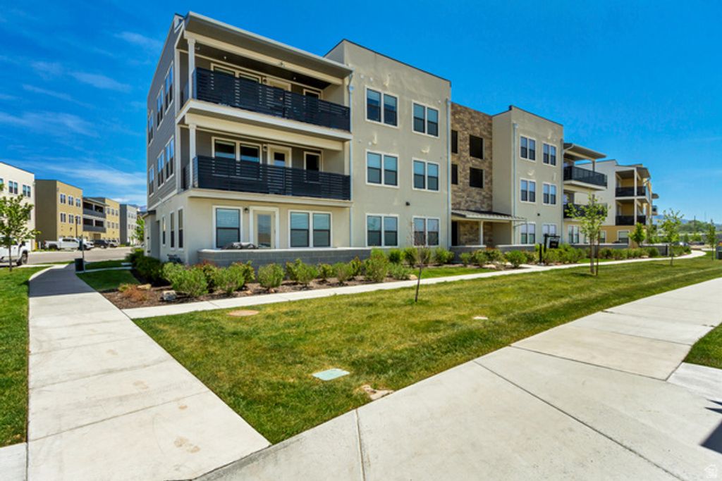 Image 4 of property listing at 8342 S SKY MIRROR LN #H101, Midvale, UT 84047