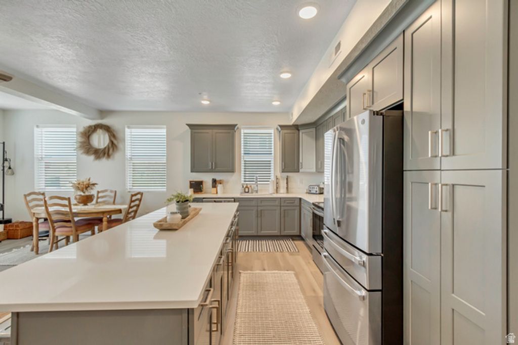Image 6 of property listing at 8342 S SKY MIRROR LN #H101, Midvale, UT 84047