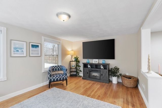 3 Summer St, Topsfield, MA 01983