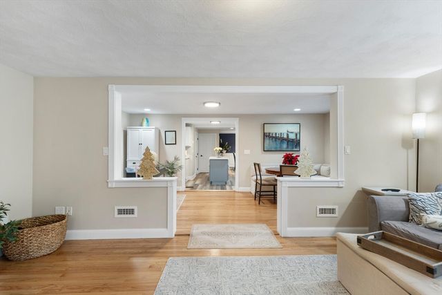 3 Summer St, Topsfield, MA 01983