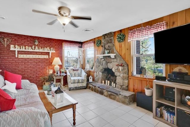 420 West St, Ludlow, MA 01056