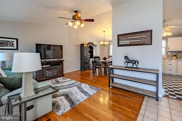 8802 GOLDEN TREE LN, Baltimore, MD 21221