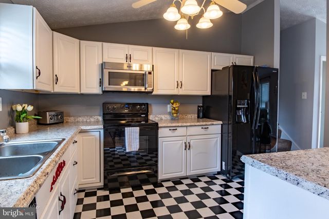8802 GOLDEN TREE LN, Baltimore, MD 21221