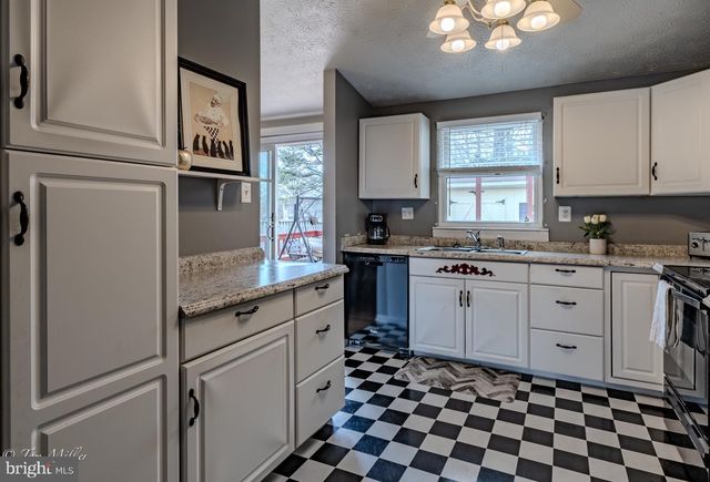 8802 GOLDEN TREE LN, Baltimore, MD 21221
