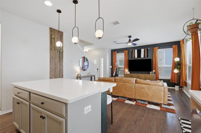 2105 Town Centre DR 40, Round Rock, TX 78664