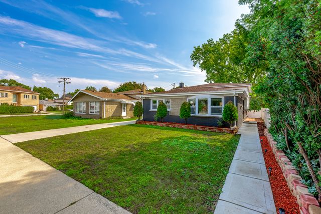 8461 GROSS POINT Road, Skokie, IL 60077
