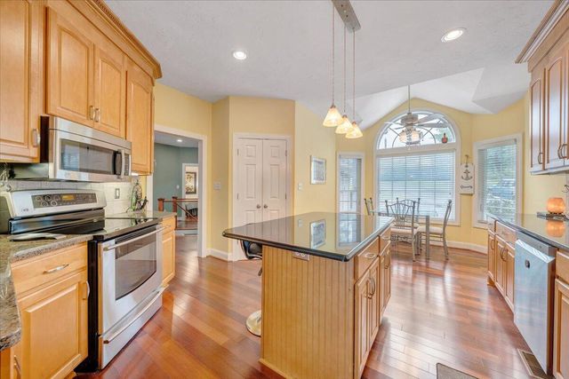 1914 Buccaneer RD, Moneta, VA 24121