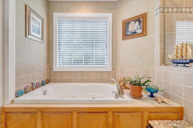 1914 Buccaneer RD, Moneta, VA 24121