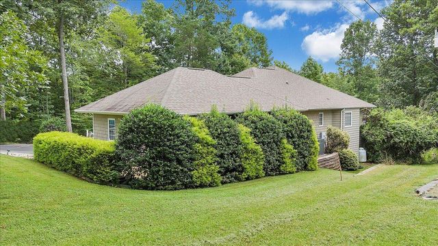 1914 Buccaneer RD, Moneta, VA 24121