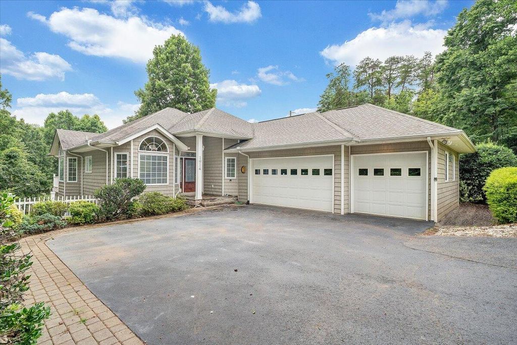 1914 Buccaneer RD, Moneta, VA 24121