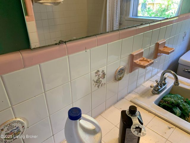 4609 Tween Rd, Louisville, KY 40207