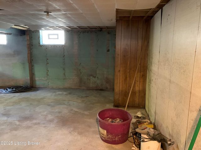 4609 Tween Rd, Louisville, KY 40207