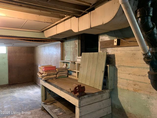 4609 Tween Rd, Louisville, KY 40207