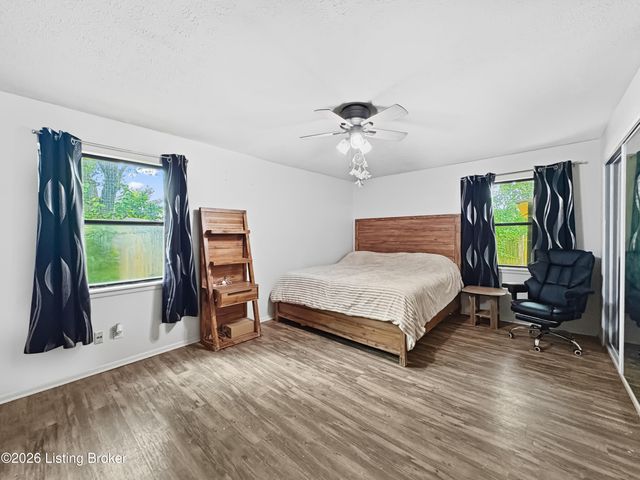 4906 Lesabre Dr, Louisville, KY 40216