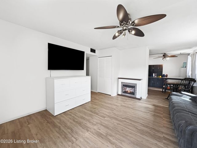 4906 Lesabre Dr, Louisville, KY 40216