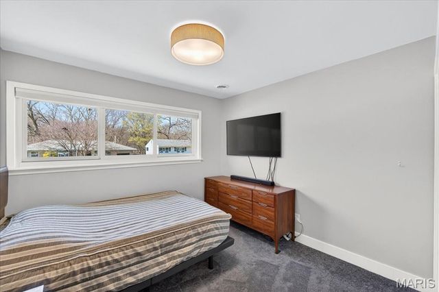 128 Embassy Lane, St Louis, MO 63122