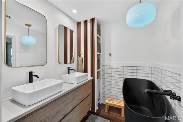 128 Embassy Lane, St Louis, MO 63122