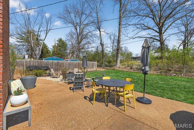 128 Embassy Lane, St Louis, MO 63122