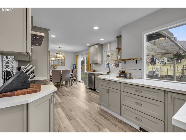 520 Se JUNIPER Ave, Gresham, OR 97080