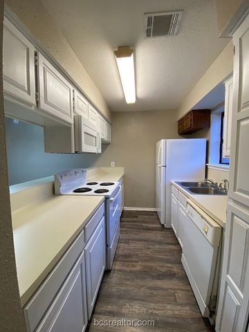 1305 West Villa Maria Road E202, Bryan, TX 77801