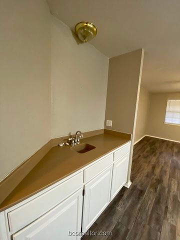 1305 West Villa Maria Road E202, Bryan, TX 77801