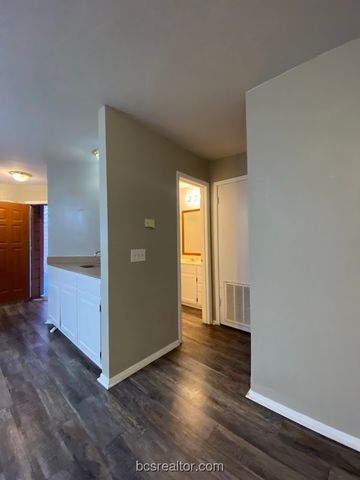 1305 West Villa Maria Road E202, Bryan, TX 77801