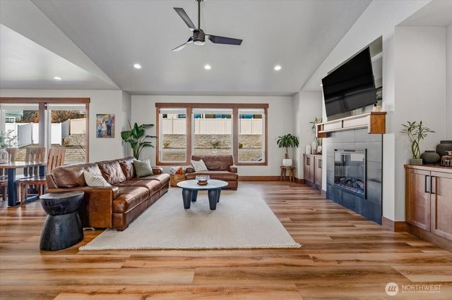 2637 Patriot Way SE, East Wenatchee, WA 98802