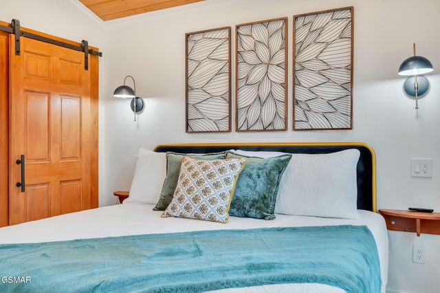 2385 Forge Hideaway Loop, Pigeon Forge, TN 37863