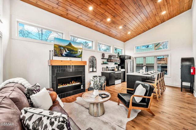 2385 Forge Hideaway Loop, Pigeon Forge, TN 37863