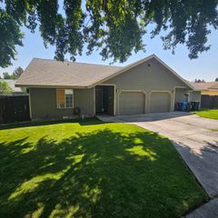 2740 SW Umatilla Court, Redmond, OR 97756