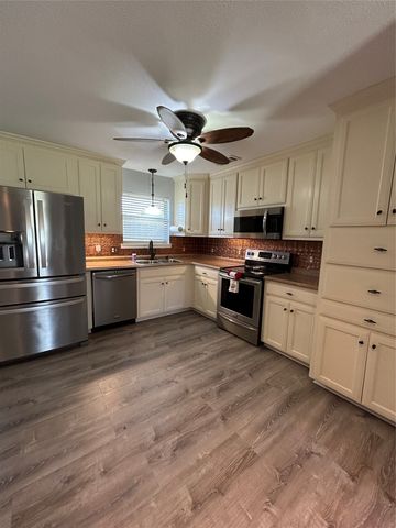 405 Canton Avenue, Wills Point, TX 75169