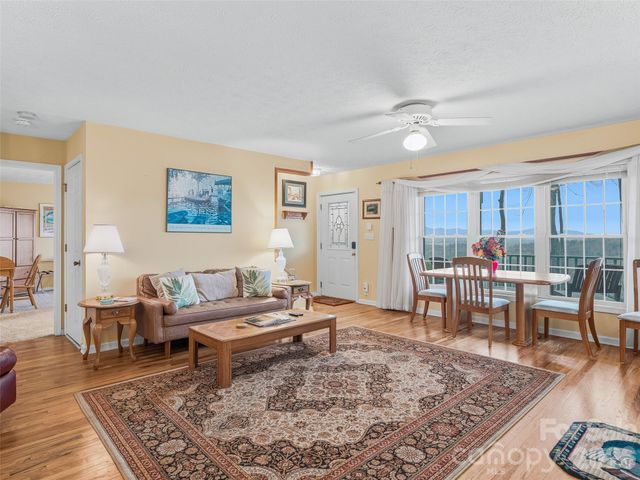 24 Abbey Lane, Hendersonville, NC 28739