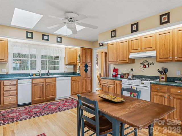24 Abbey Lane, Hendersonville, NC 28739